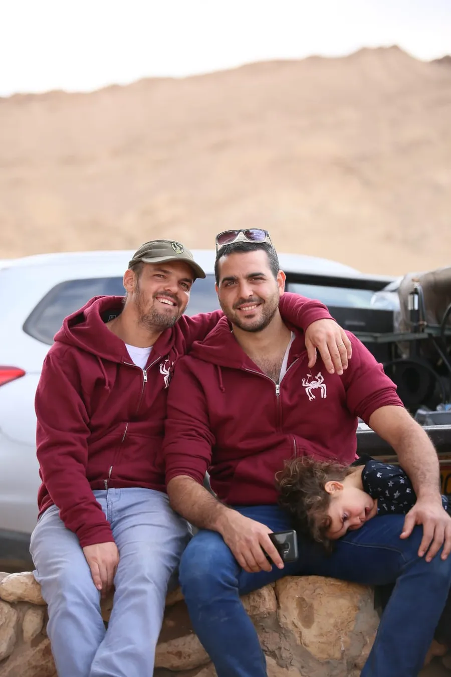 מתנדבי הצוות בסווטשירטים בורדו