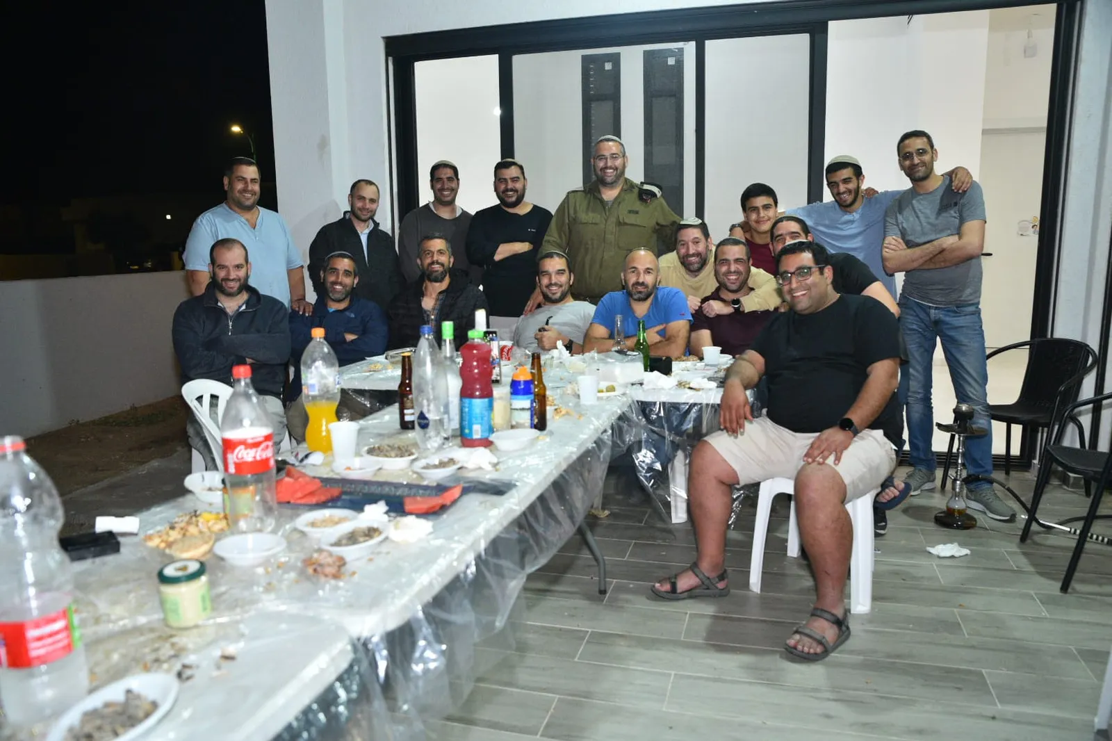 מתנדבי צוות עכביש סביב שולחן אירוע